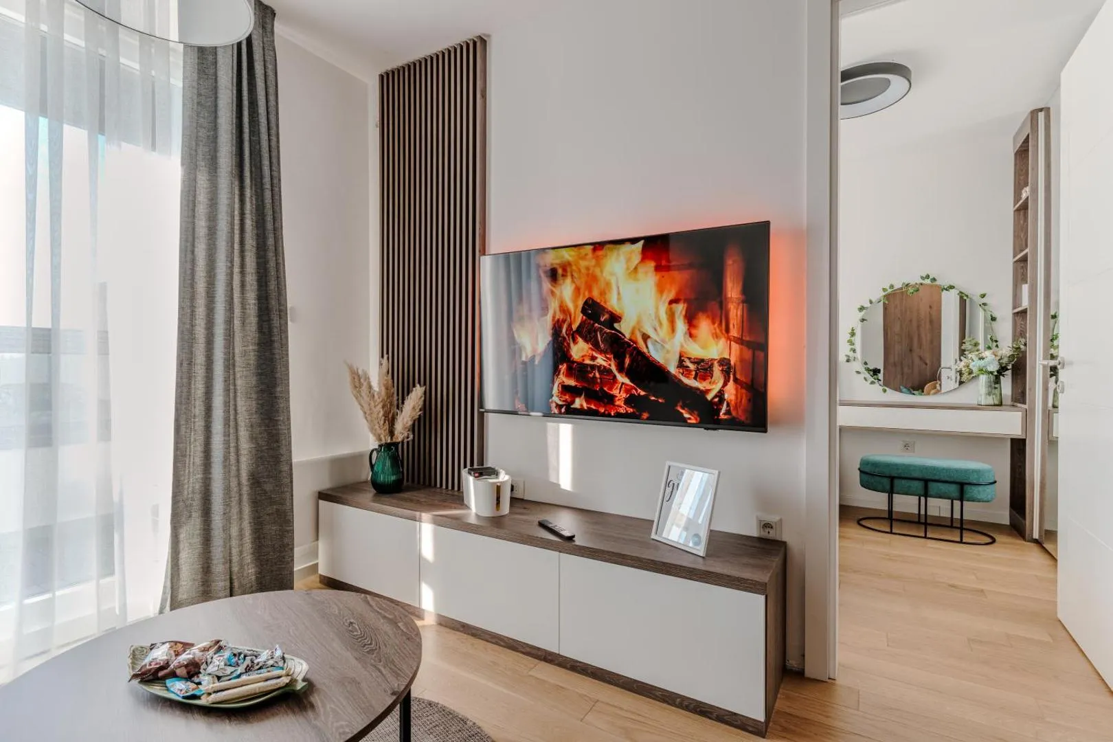 Dnevni boravak sa TV-om i toaletnim stolićem